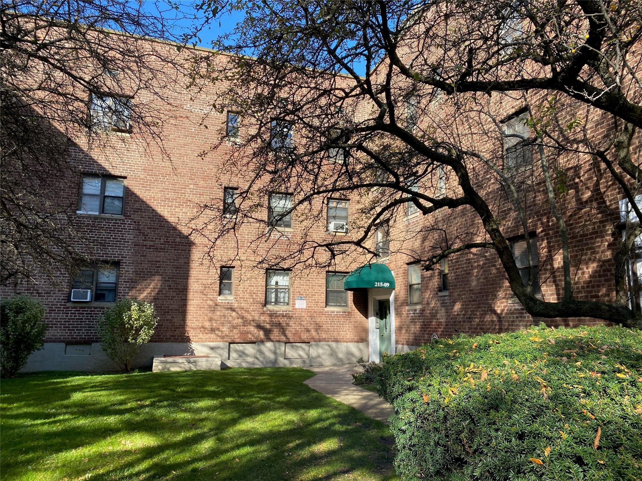 215th Place Pl 3A, Bayside, Queens, NY - 2 Bedrooms  
1 Bathrooms  
5 Rooms - 