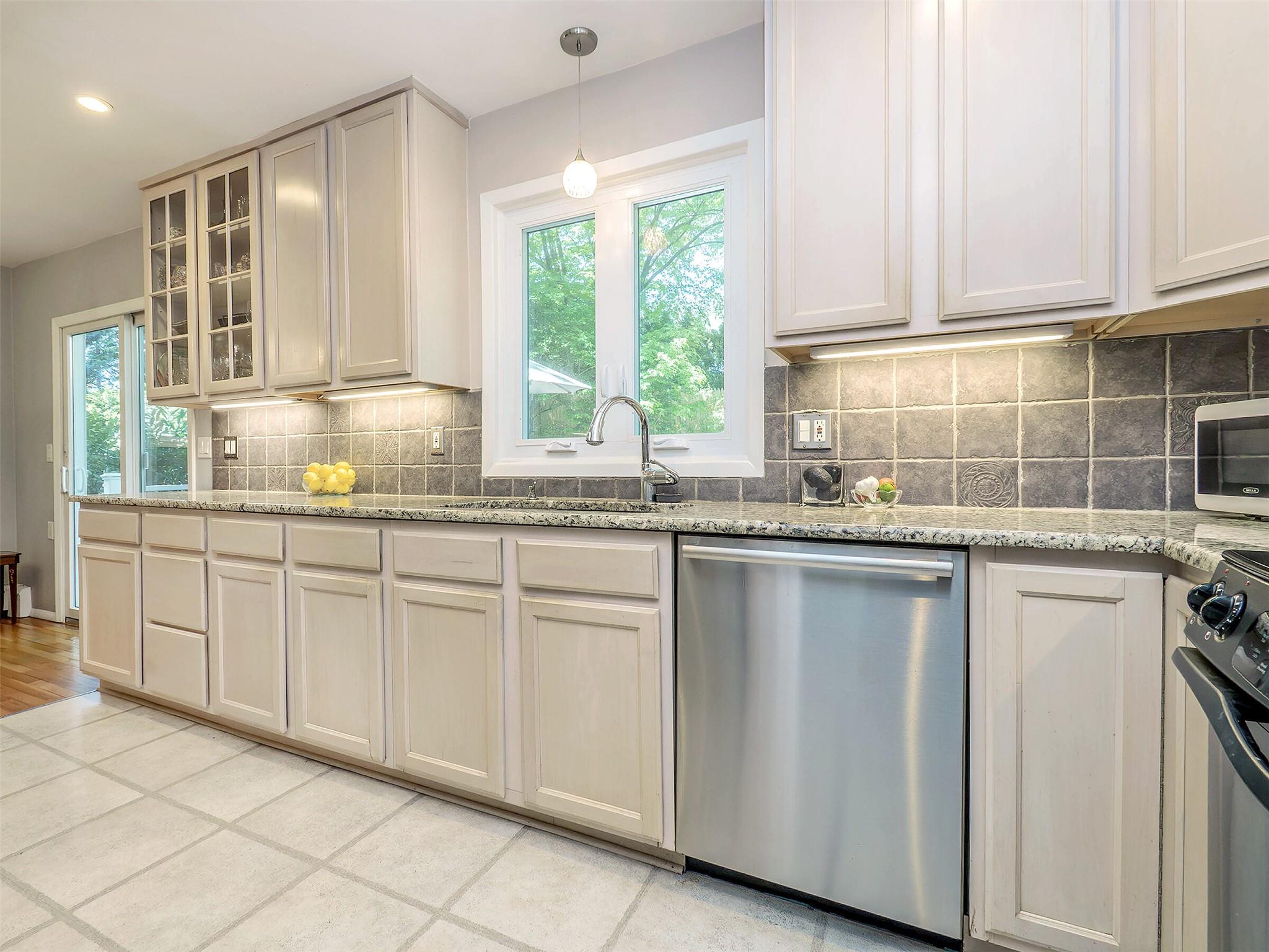 28 Pepperday Avenue, Port Washington, New York image 11