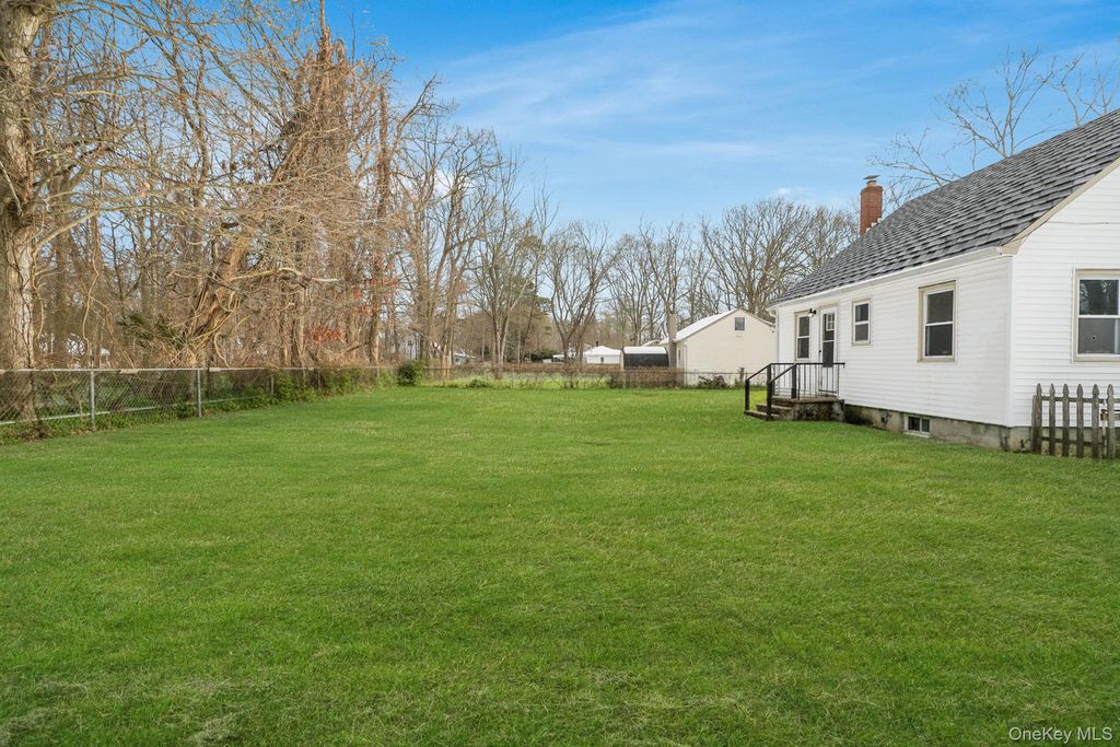 Photo of 289 Jefferson Dr, Mastic Beach, NY 11951 (MLS # 959456)