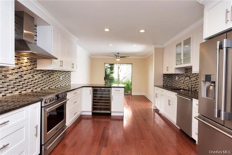 Photo of 8 Waterside Close, Eastchester, NY 10709 (MLS # 1029098)