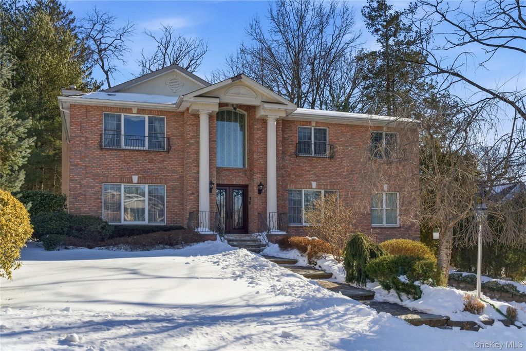 Photo of 4 Peachtree Lane, Roslyn, NY 11576 (MLS # 960397)