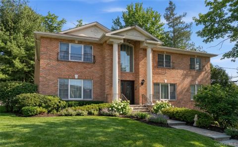 Homes For Sale - 4 Peachtree Lane<br/> Roslyn, NY 11576