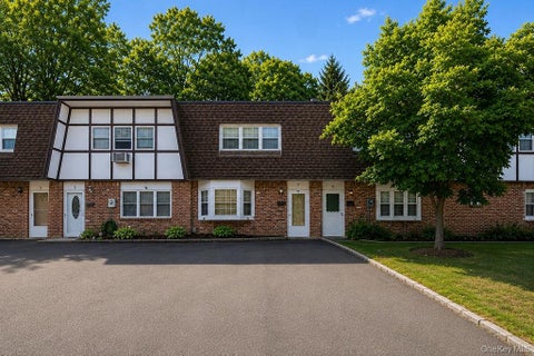 Homes For Sale - 7 Roundtree Court<br/> Beacon, NY 12508