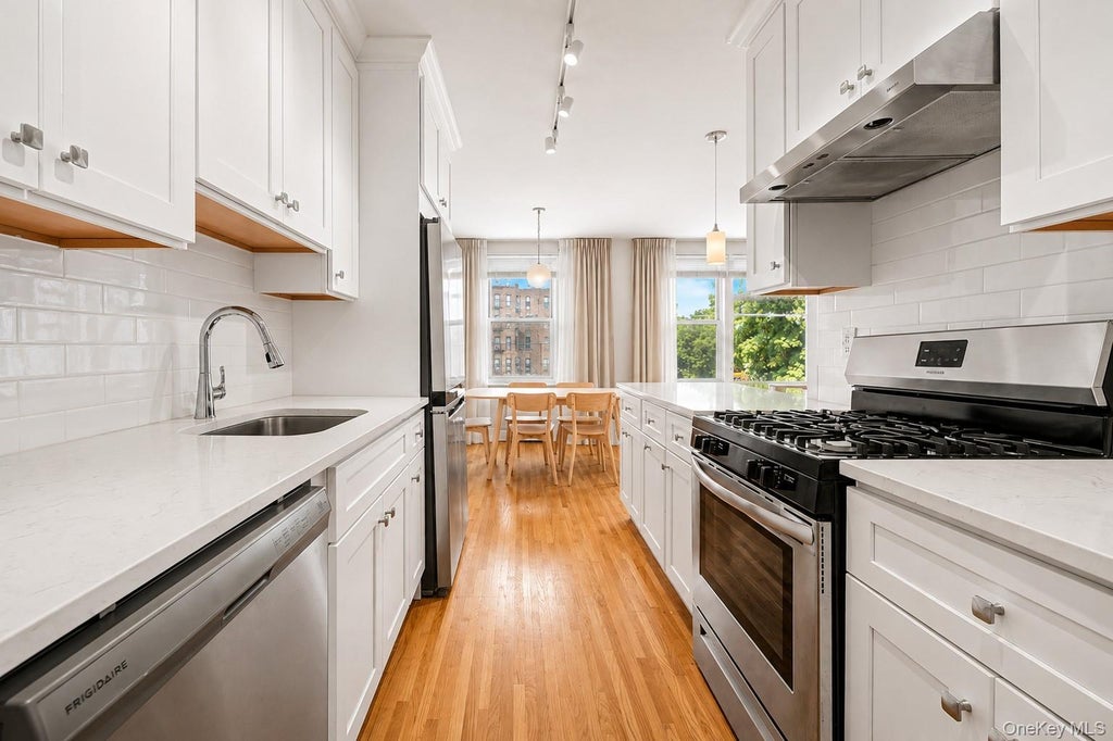 Photo of 91 Van Cortlandt Avenue W #6E, Bronx, NY 10463 (MLS # 1032967)