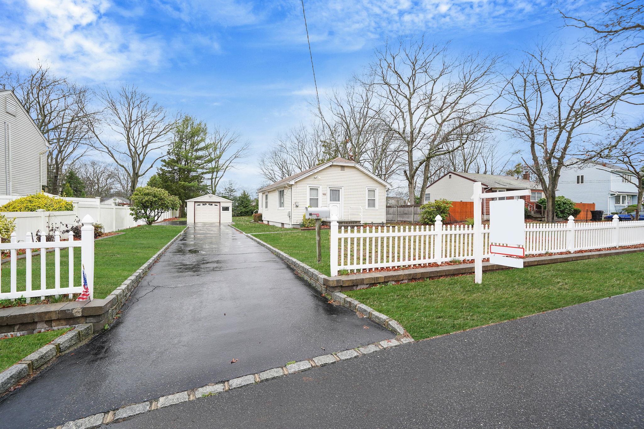 622 Sandra Avenue Ave, West Islip, New York image 1