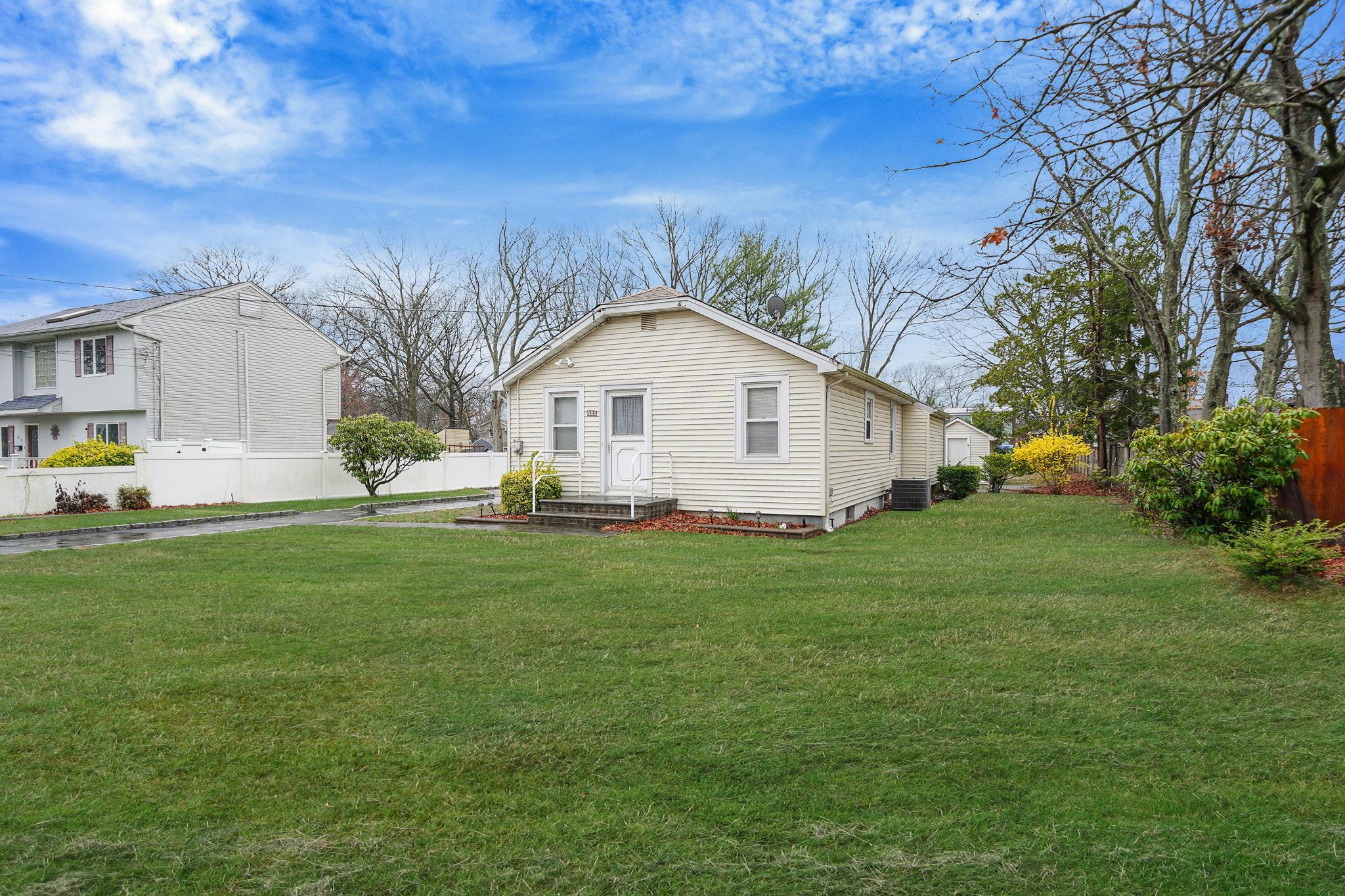 622 Sandra Avenue Ave, West Islip, New York image 2
