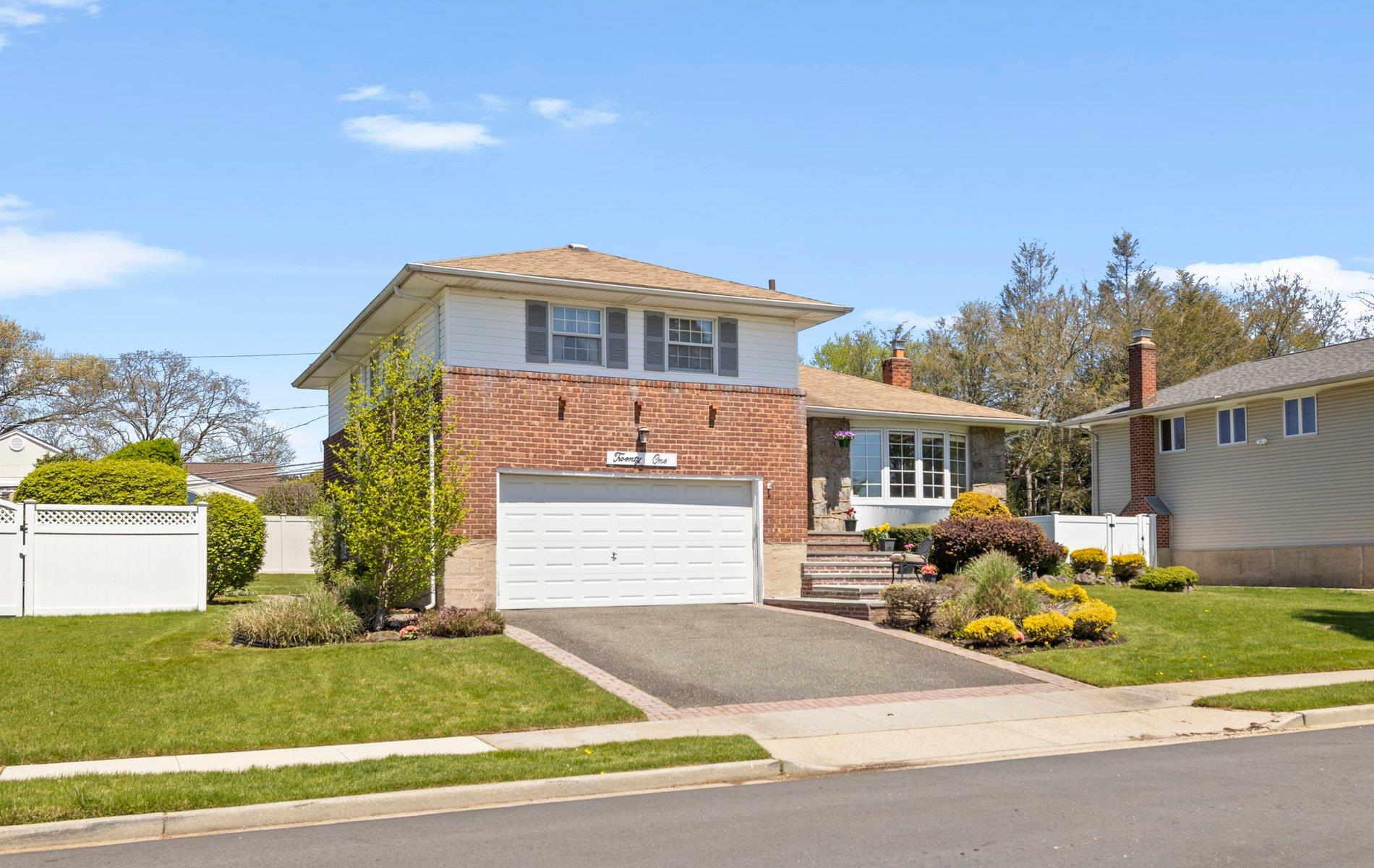 21 Felice Lane, Plainview, New York image 2