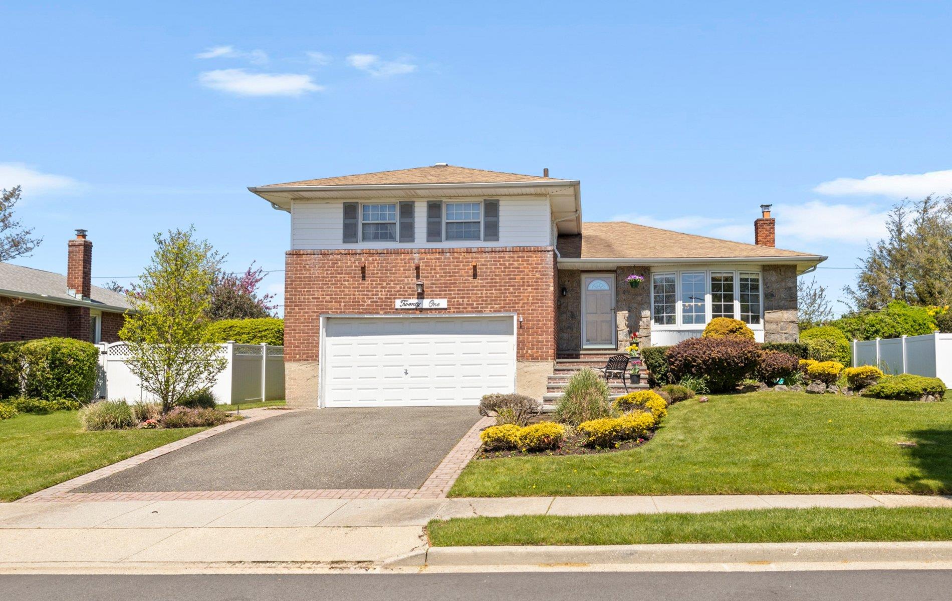 21 Felice Lane, Plainview, New York image 1