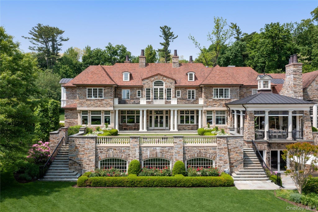 Photo of 6 Spring Hill Lane, Old Westbury, NY 11568 (MLS # 1054125)
