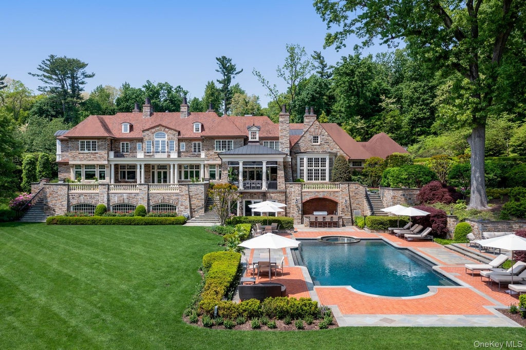 Photo of 6 Spring Hill Lane, Old Westbury, NY 11568 (MLS # 1054125)