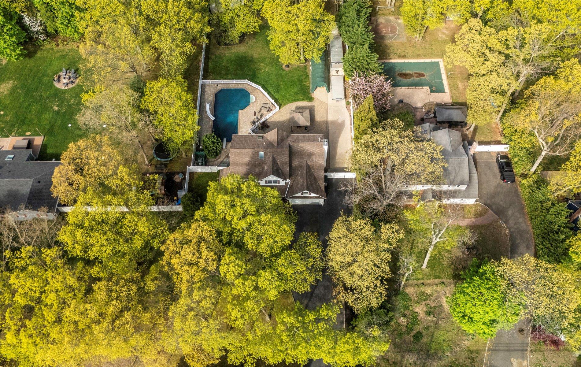 Kings Park Road, Commack, Hamptons, NY - 4 Bedrooms  
3 Bathrooms - 