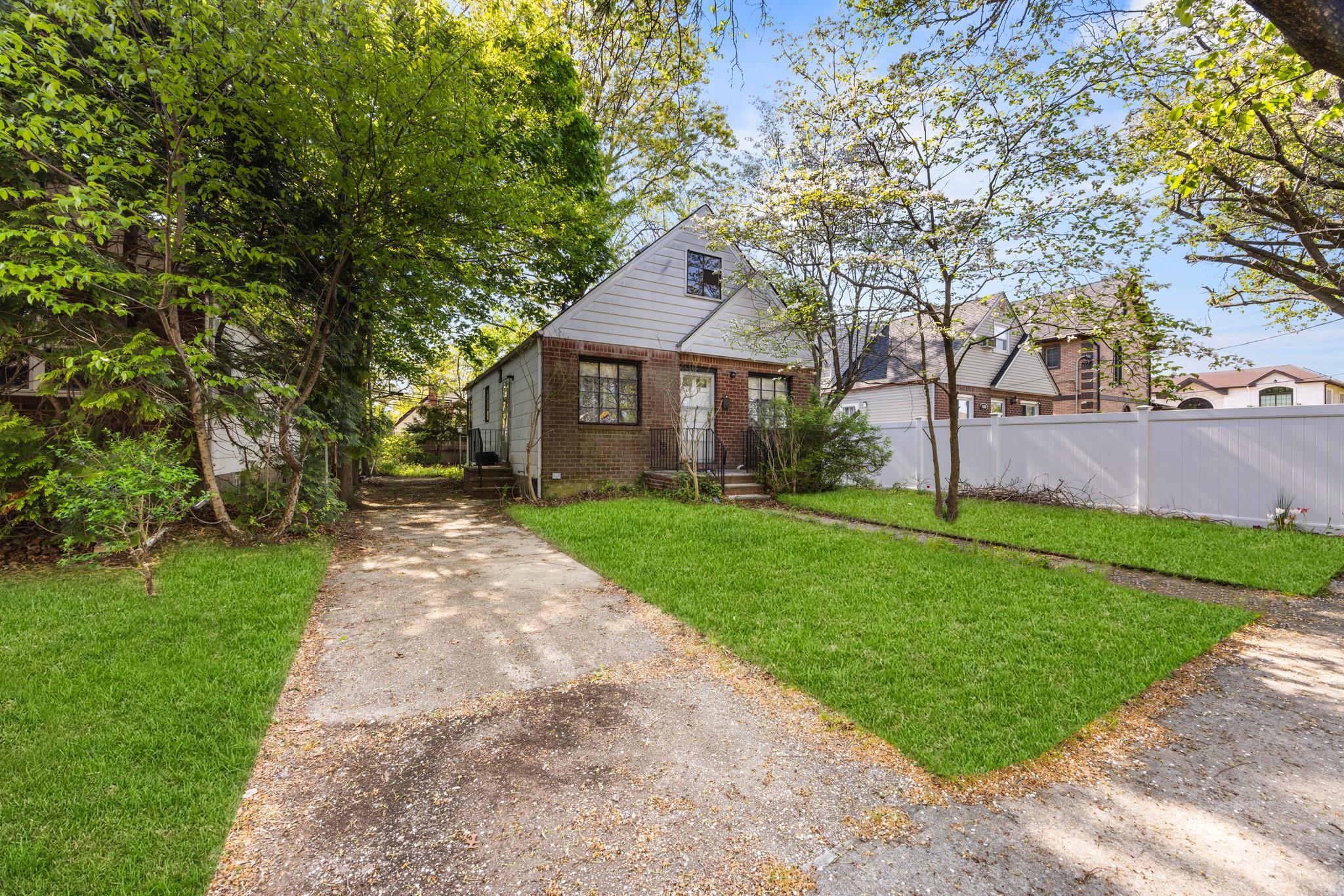 Property for Sale at 264th Street, Glen Oaks, Queens, NY - Bedrooms: 4 
Bathrooms: 2 
Rooms: 12  - $818,000
