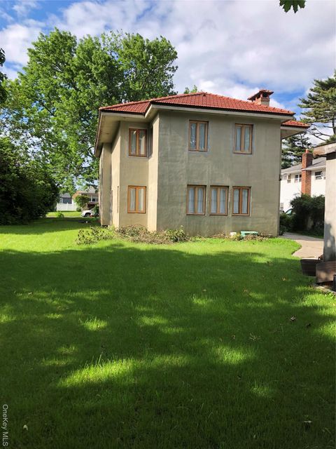 Photo of 181 Walnut Street, Lynbrook, NY 11563 (MLS # 936272)