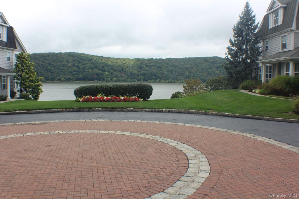 Photo of 303 Bridgeview Drive, Poughkeepsie, NY 12601 (MLS # 1013122)