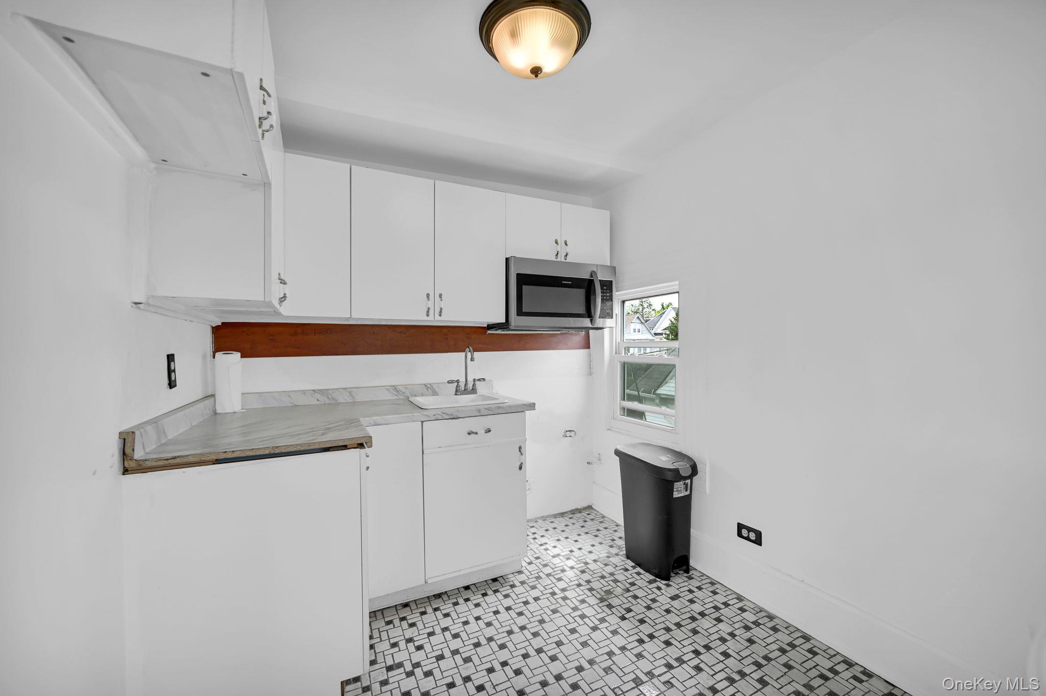 138 N Fulton Avenue 3rd. floor
