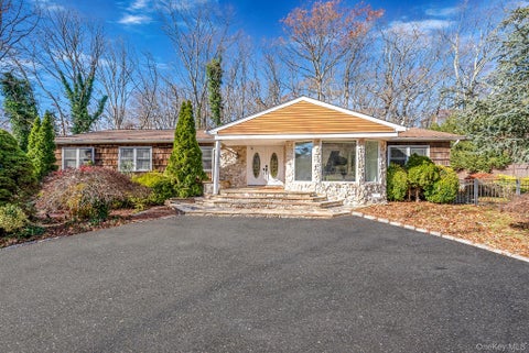 Homes For Sale - 25 Farmington Lane<br/> Melville, NY 11747