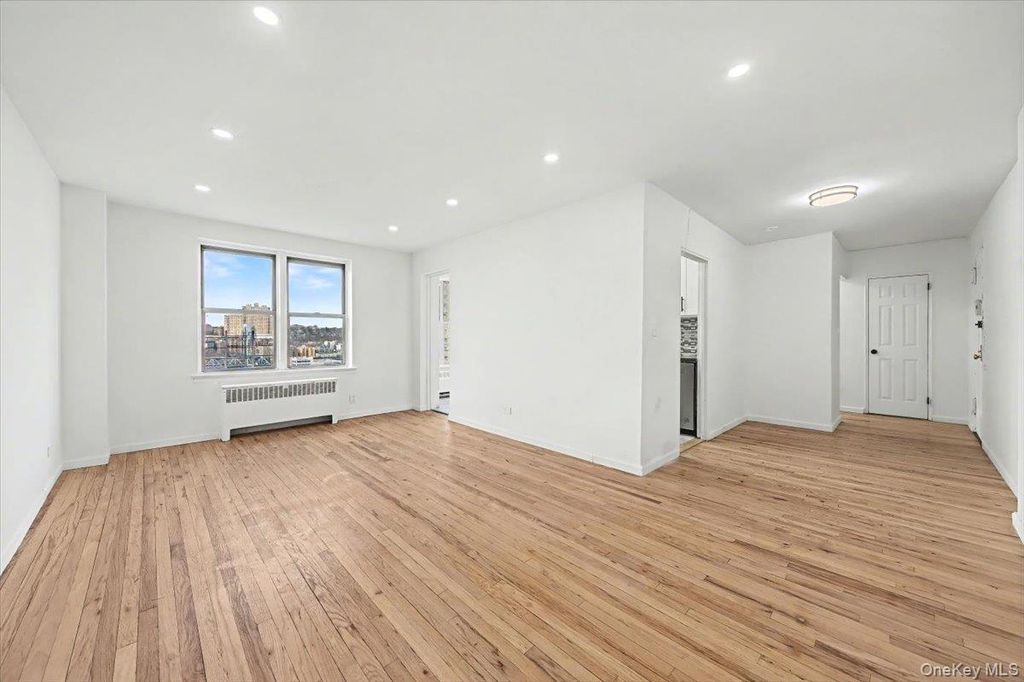 Photo of 2630 Kingsbridge Terrace #5X, Bronx, NY 10463 (MLS # 950395)