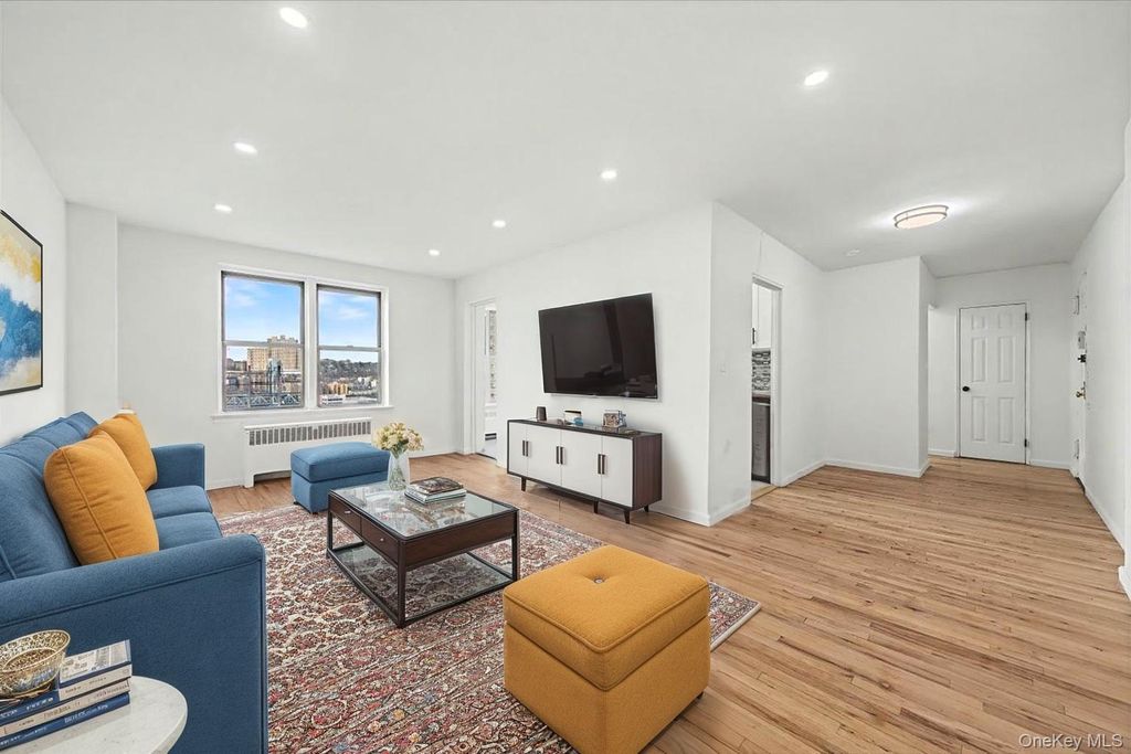 Photo of 2630 Kingsbridge Terrace #5X, Bronx, NY 10463 (MLS # 950395)