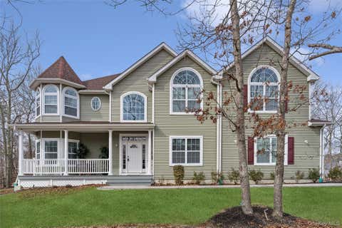 Homes For Rent - 16 Gateway Court<br/> Hampton Bays, NY 11946
