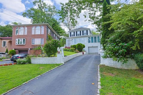19512 McLaughlin Avenue, Holliswood, NY 11423 - MLS#: 894771