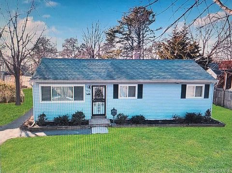 Photo of 1678 N Thompson Divide, Bay Shore, NY 11706 (MLS # 941910)