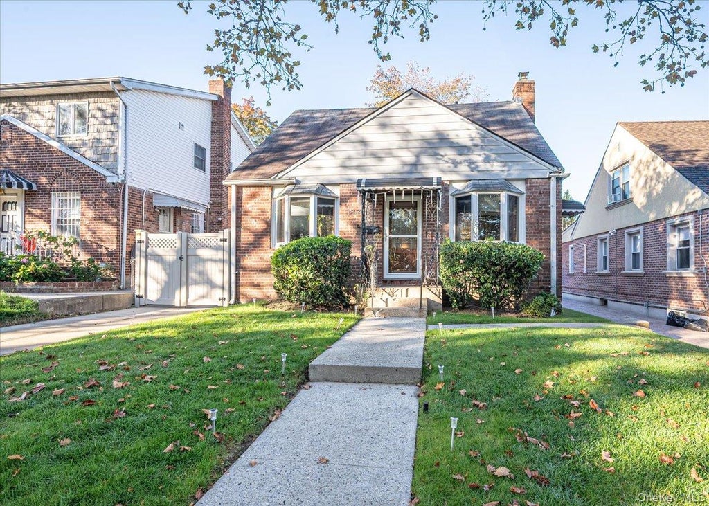 Photo of 58-24 Clearview Expressway, Oakland Gardens, NY 11364 (MLS # 1058153)