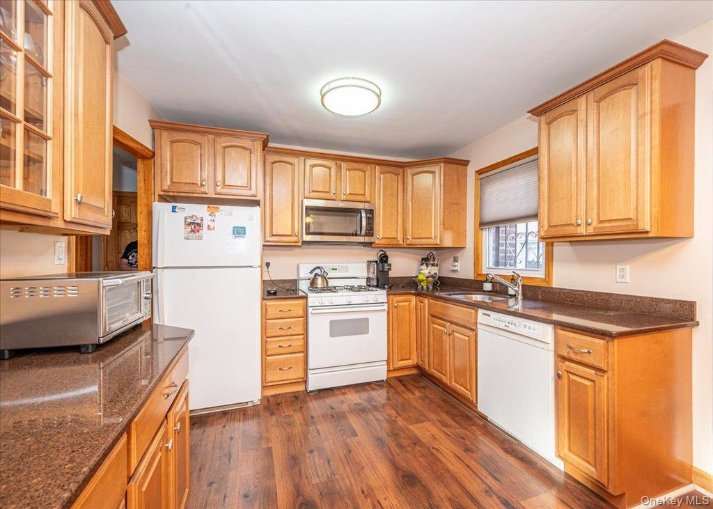 Photo of 58-24 Clearview Expressway, Oakland Gardens, NY 11364 (MLS # 1058153)