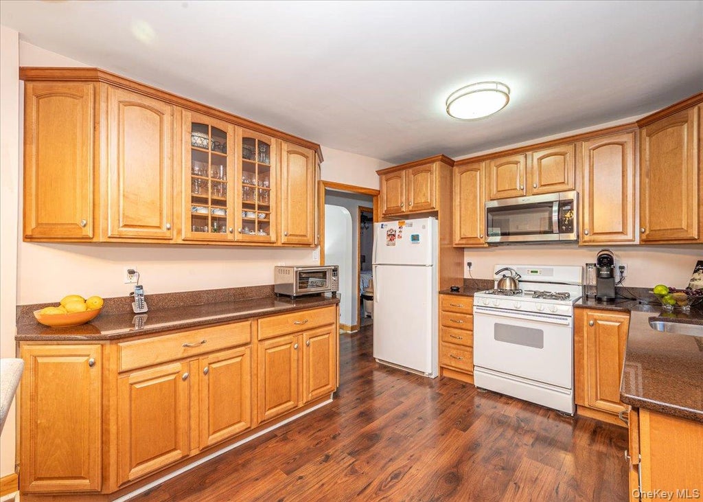 Photo of 58-24 Clearview Expressway, Oakland Gardens, NY 11364 (MLS # 1058153)