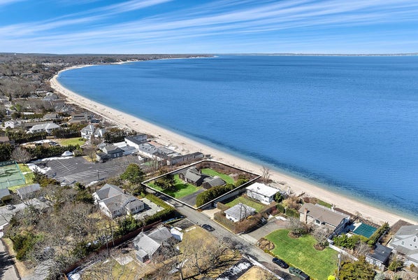 22 PECONIC CRES, HAMPTON BAYS, NY 11946 - Image dc1d4c6cabdeb76a68afeded3f5801ec/2409592048