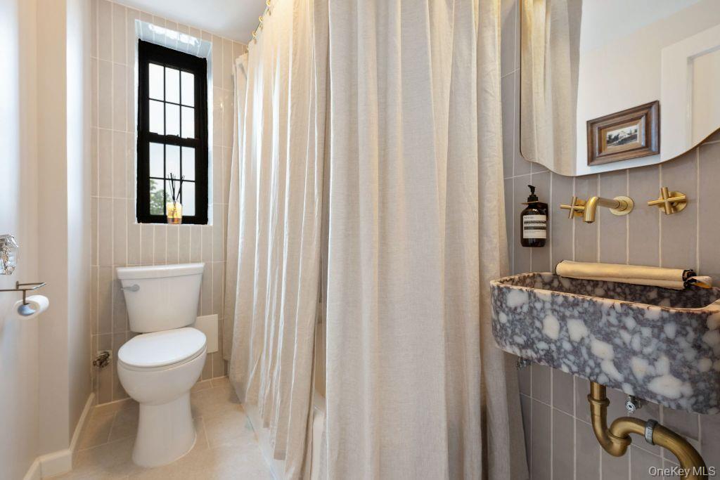 Scarsdale, New York 10583, United States, 2 Bedrooms Bedrooms, ,1 BathroomBathrooms,Residential,Active,201909