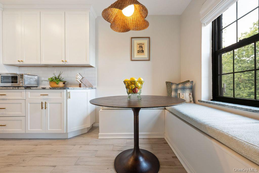 Scarsdale, New York 10583, United States, 2 Bedrooms Bedrooms, ,1 BathroomBathrooms,Residential,Active,201909