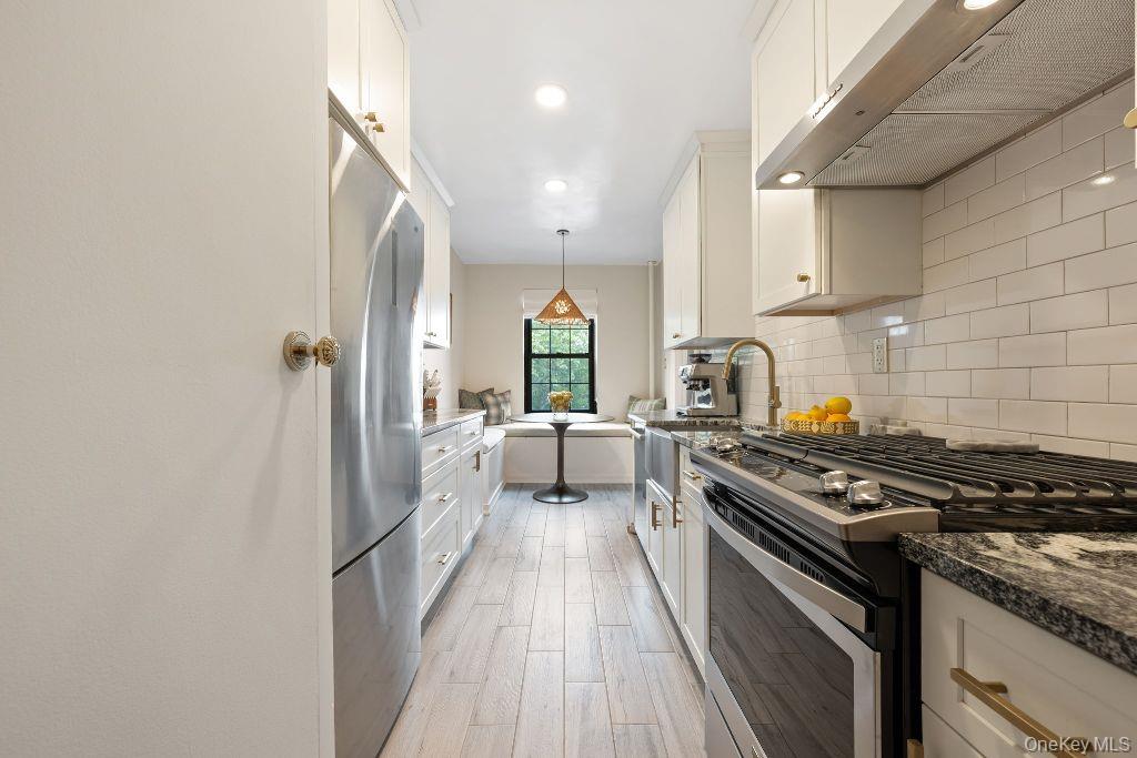 Scarsdale, New York 10583, United States, 2 Bedrooms Bedrooms, ,1 BathroomBathrooms,Residential,Active,201909