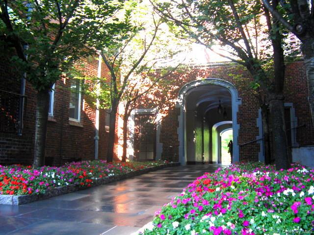 Scarsdale, New York 10583, United States, 2 Bedrooms Bedrooms, ,1 BathroomBathrooms,Residential,Active,201909