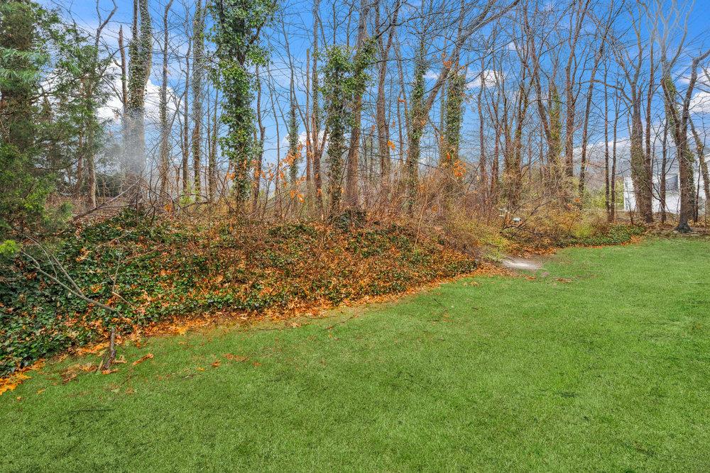 27 The Mews, Syosset, New York image 32