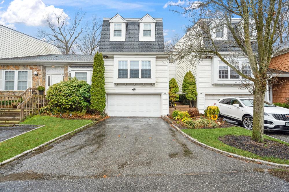 27 The Mews, Syosset, New York image 1