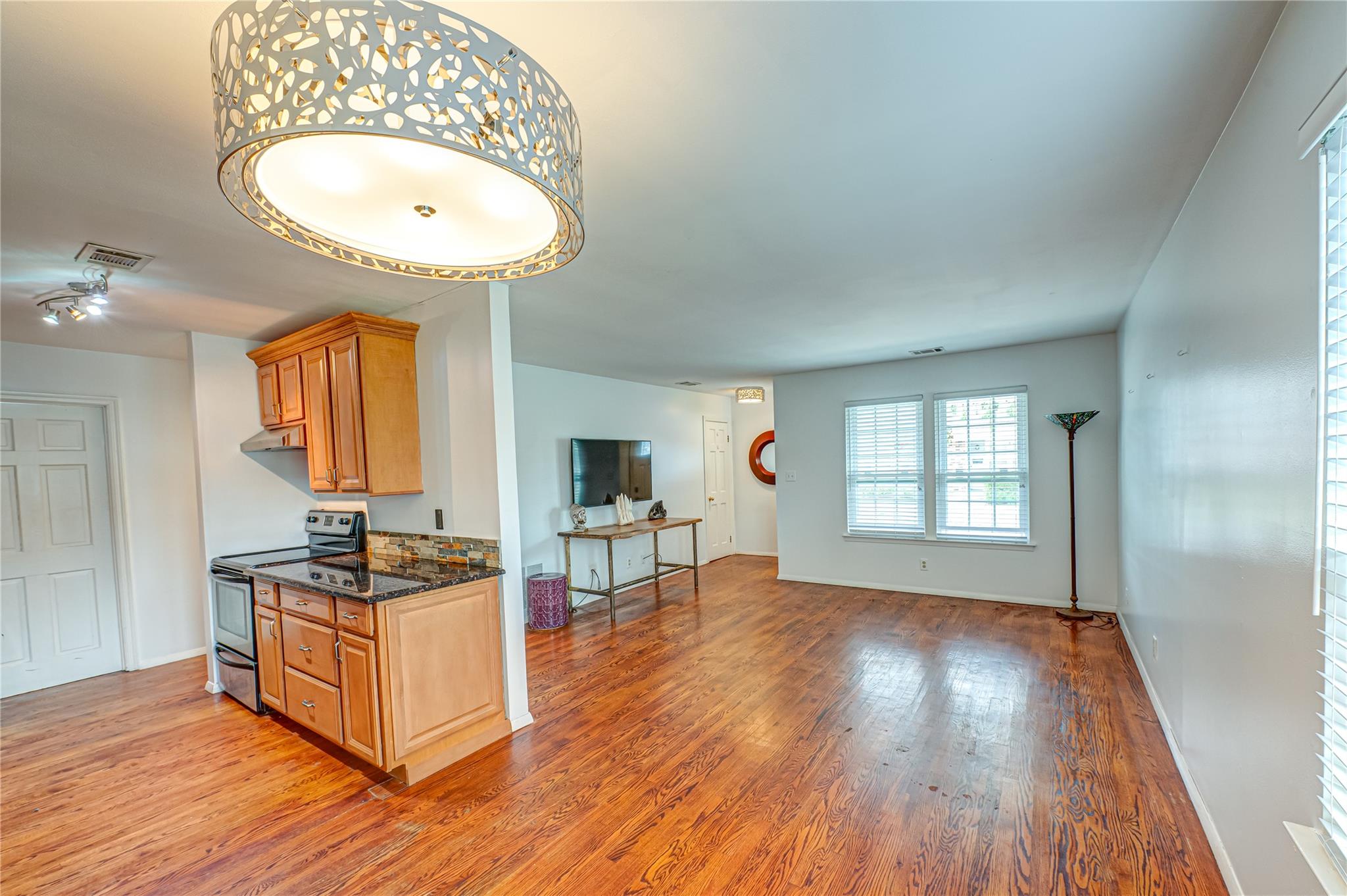 14 Whalers Cove, Babylon, New York image 7