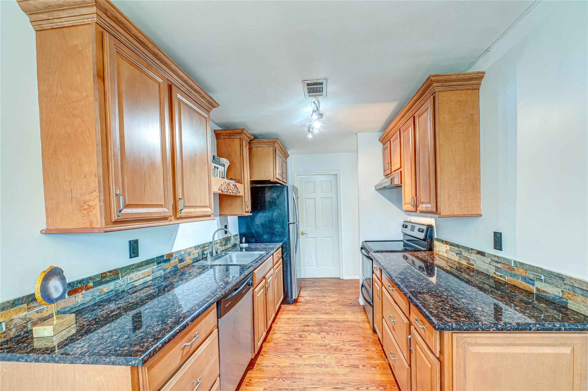 14 Whalers Cove, Babylon, New York image 8