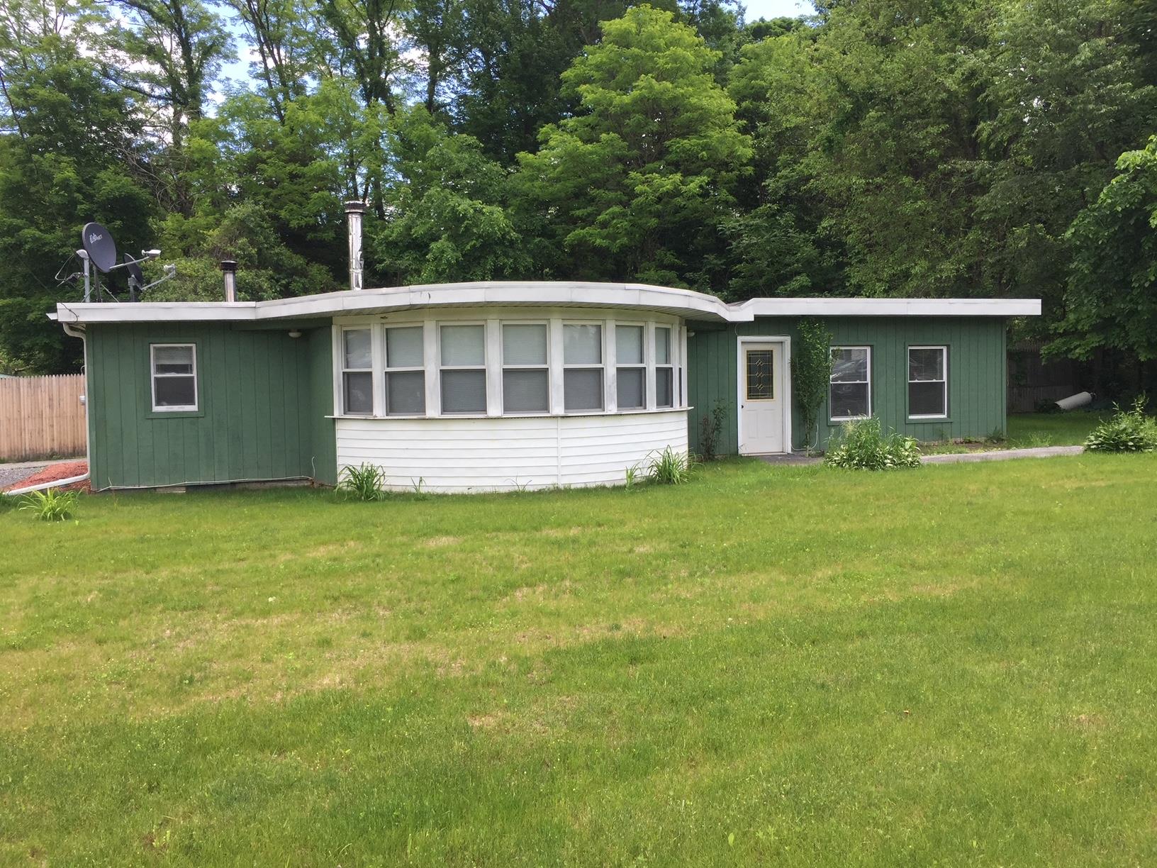 Albany Post Road, Red Hook, New York - 2 Bedrooms  
1 Bathrooms  
4 Rooms - 