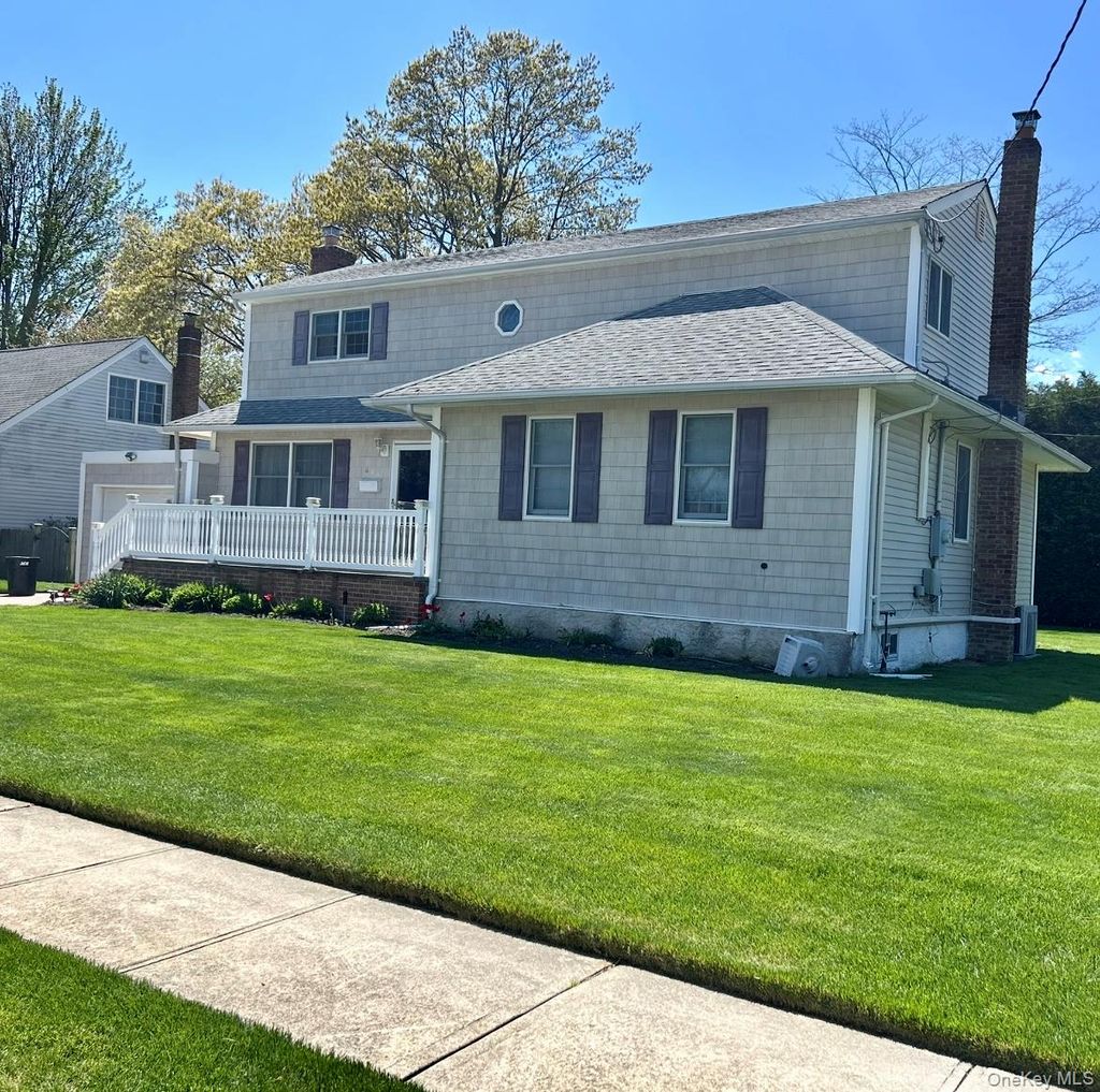 Photo of 604 C Briarwood Avenue, West Islip, NY 11795 (MLS # 993927)