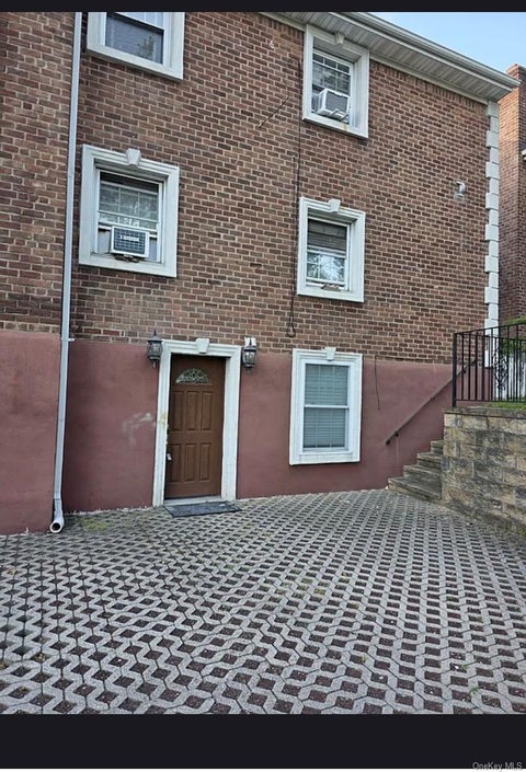 Apartment For Rent - 2 Hill Park Avenue #1A<br/> Nassau County, Great Neck, NY 11021