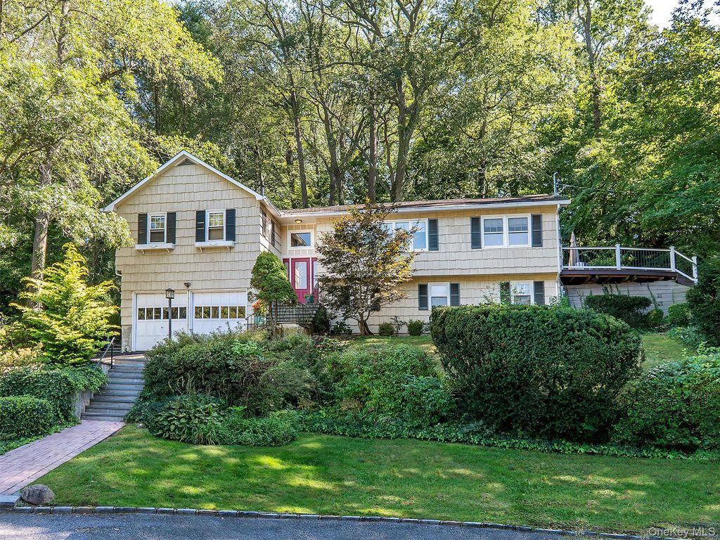 Photo of 8 Laurel Way, Sea Cliff, NY 11579 (MLS # 979955)