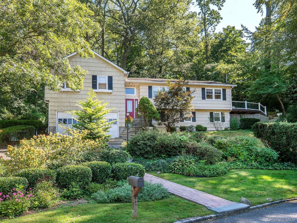 Photo of 8 Laurel Way, Sea Cliff, NY 11579 (MLS # 979955)