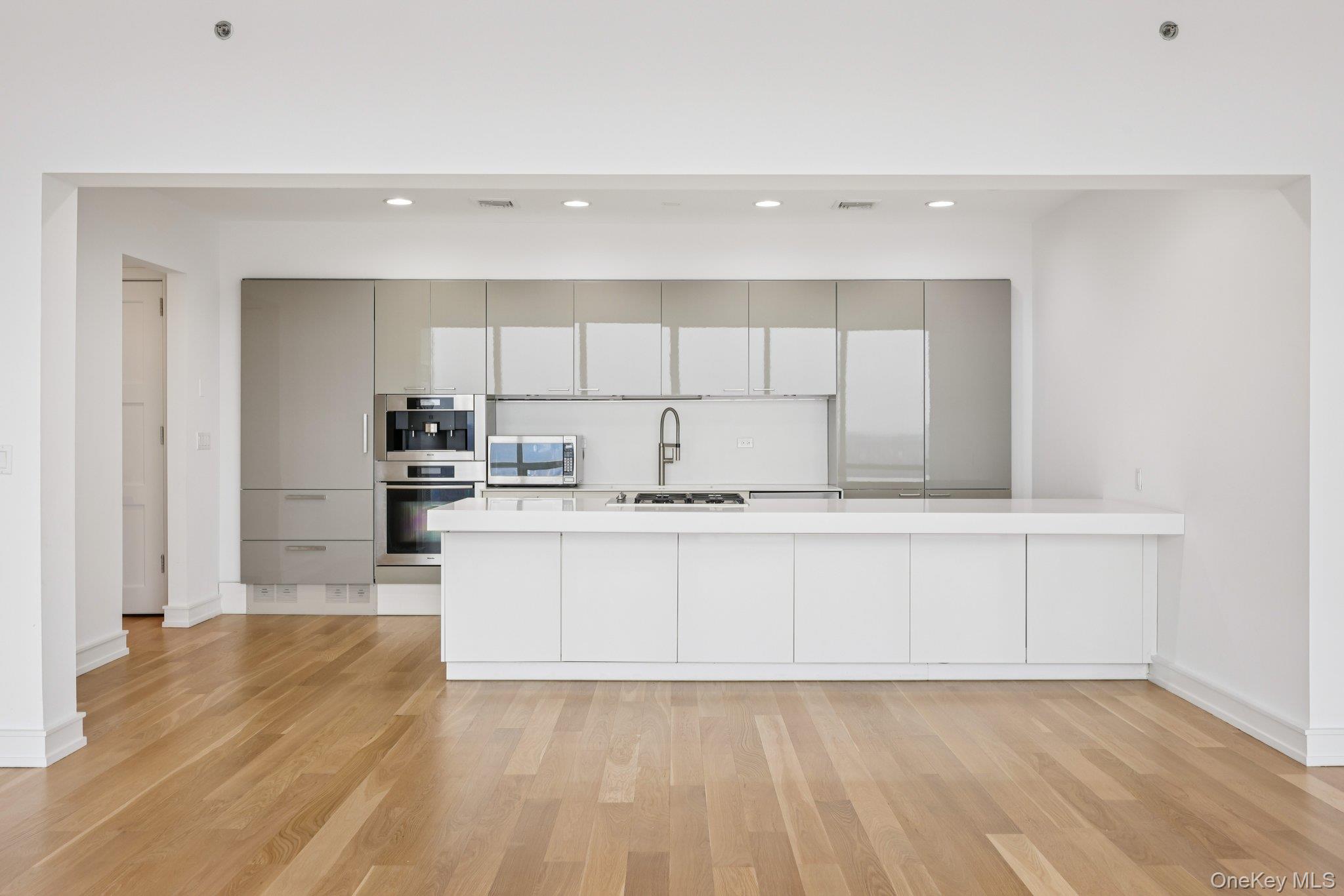 1 Renaissance Square PH5C