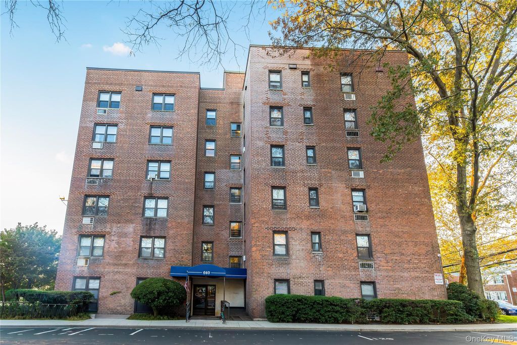 Photo of 640 Pelham Road #4G, New Rochelle, NY 10805 (MLS # 954939)