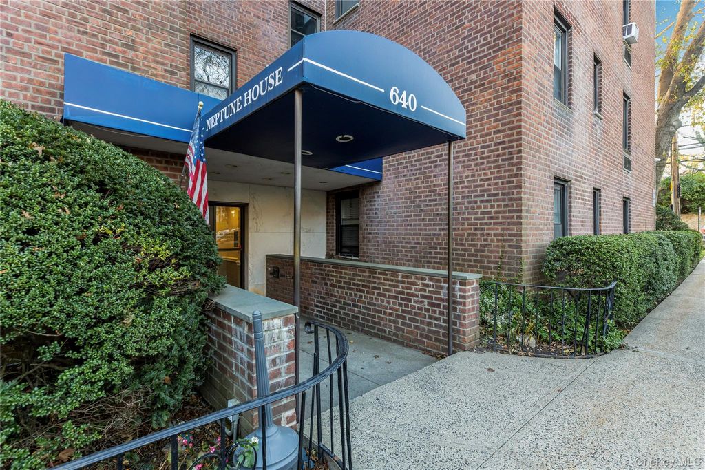 Photo of 640 Pelham Road #4G, New Rochelle, NY 10805 (MLS # 954939)