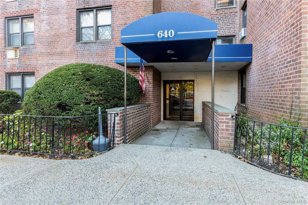 Photo of 640 Pelham Road #4G, New Rochelle, NY 10805 (MLS # 954939)