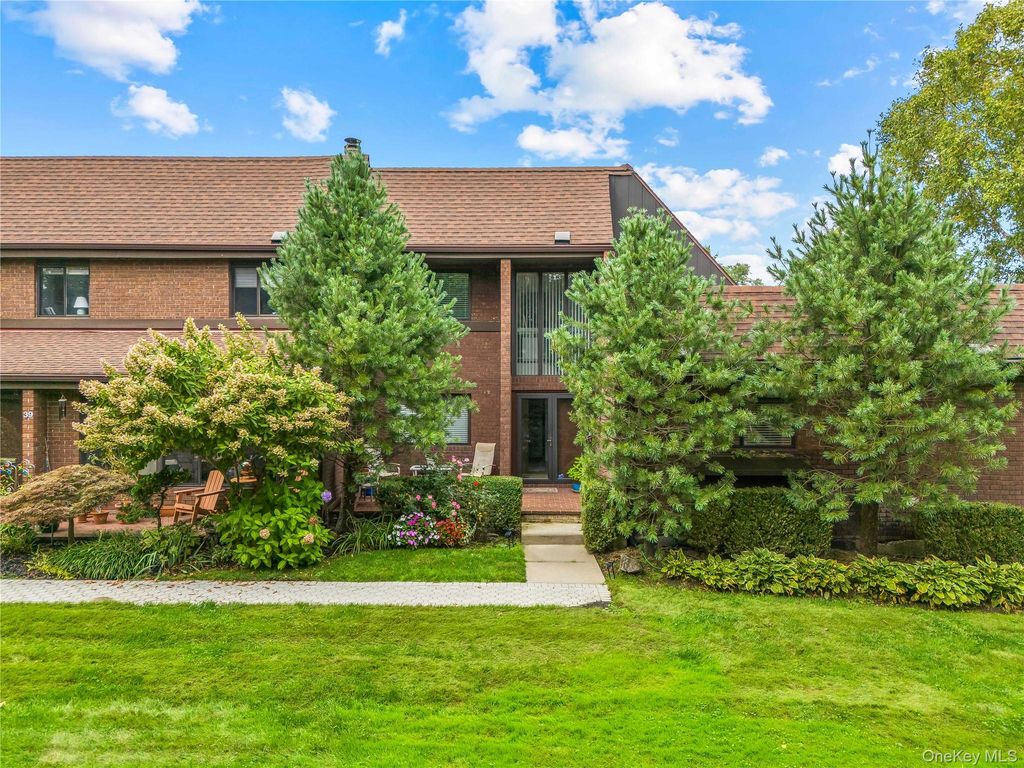 Photo of 41 Fox Ridge, Roslyn, NY 11576 (MLS # 918627)