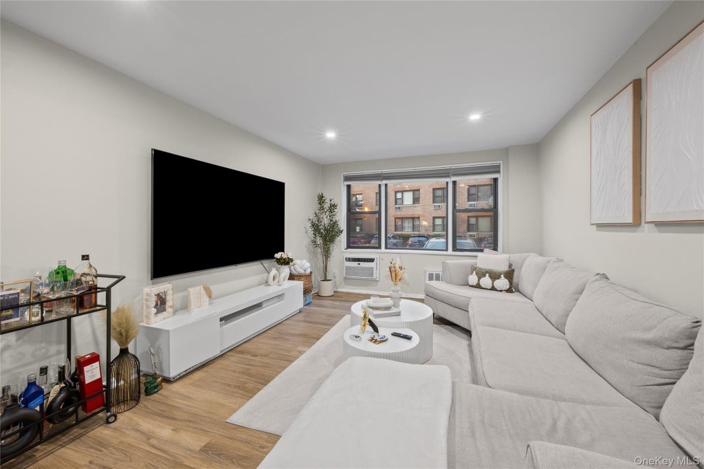 Photo of 1 Birchwood Court #1B, Mineola, NY 11501 (MLS # 1063363)