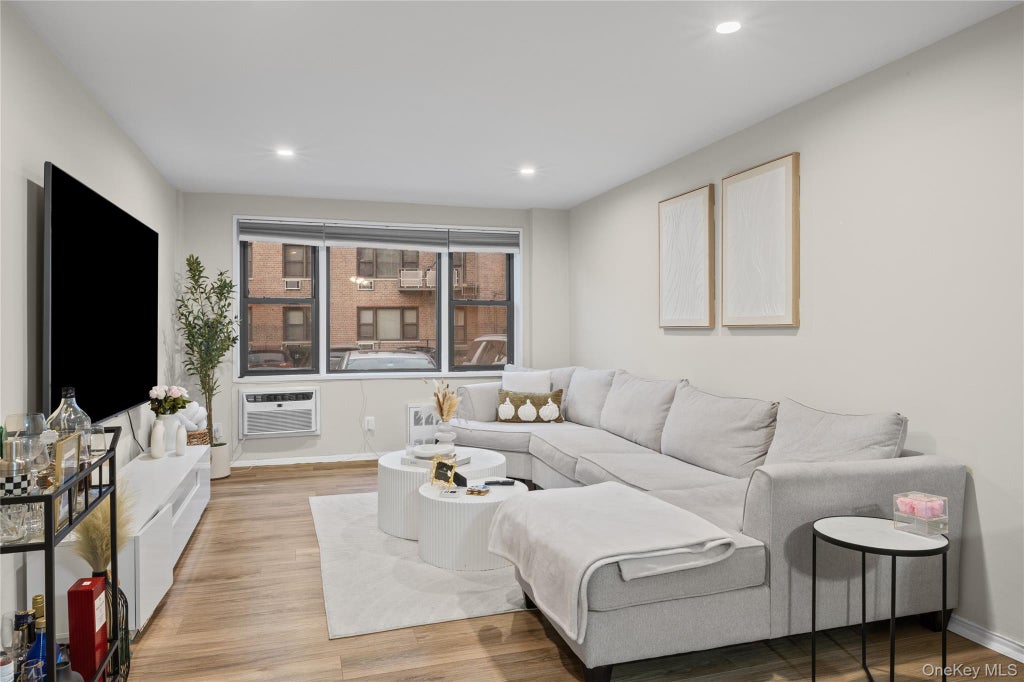 Photo of 1 Birchwood Court #1B, Mineola, NY 11501 (MLS # 1063363)