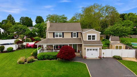 Homes For Sale - 6 Lea Avenue<br/> Suffolk County, Manorville, NY 11949